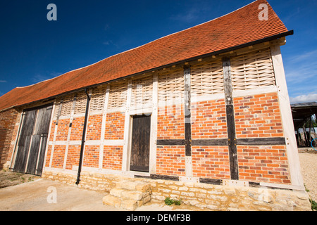 Une vieille grange fantastique avec haut des murs constitués de bois fendu dans une ferme de grande Comberton, Vale of Evesham, Worcestershire, Royaume-Uni. Banque D'Images