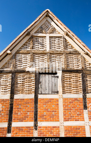 Une vieille grange fantastique avec haut des murs constitués de bois fendu dans une ferme de grande Comberton, Vale of Evesham, Worcestershire, Royaume-Uni. Banque D'Images