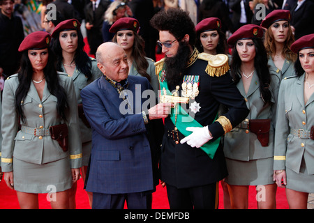 L'acteur/comédien britannique Sacha Baron Cohen (R) l'Égyptien Mohamed Al Fayed businessman Banque D'Images