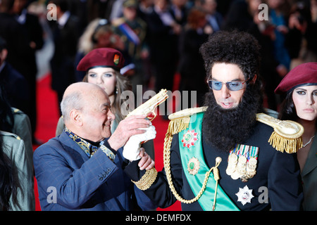 L'acteur/comédien britannique Sacha Baron Cohen (R) l'Égyptien Mohamed Al Fayed businessman Banque D'Images