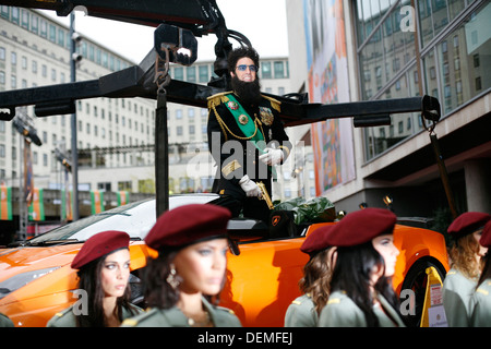 L'acteur/comédien britannique Sacha Baron Cohen (C) arrive au caractère comme 'AMIRAL GÉNÉRAL Aladeen' pour la première mondiale de son nouveau Banque D'Images