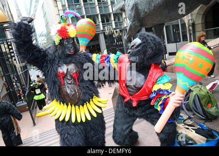 Londres, Royaume-Uni. 21 septembre 2013. Les participants déguisés en gorilles dans la Great Gorilla Run 10e anniversaire La charité fancy dress run dans l'aide des gorilles de montagnes et le Gorille Organisation, Londres, Angleterre Crédit : Paul Brown/Alamy Live News Banque D'Images