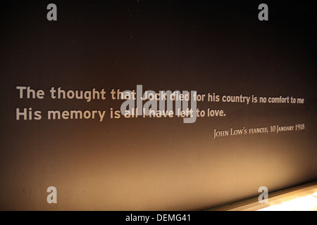 Citation de veuve sur le mur du petit musée au cimetière du Commonwealth à Tyne Cot Zonnebeke, Belgique. Banque D'Images