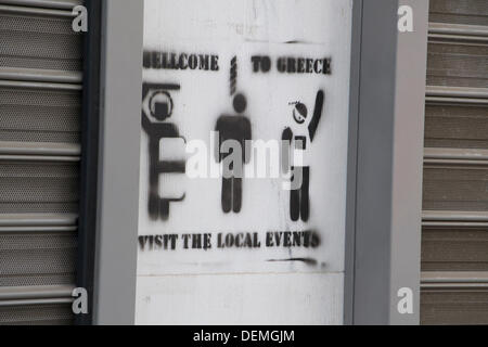 Nikaia, Athènes, Grèce, le 21 septembre 2013. Après avoir poignardé à mort Pavlos Fyssas par un membre de la mouvance néo-nazie, Aube dorée, les membres de l'Union et les gauchistes, une manifestation pour protester contre les fascistes. Pochoir sur une banque représente le néo-nazisme et de répression en Grèce. Credit : Nikolas Georgiou / Alamy Live News Banque D'Images