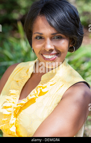 Un beau happy middle aged African American Woman relaxing et souriant à l'extérieur Banque D'Images