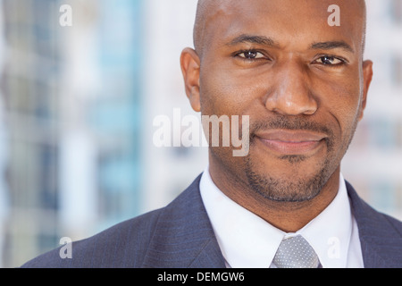 Happy smiling African American businessman réussie ou homme en costume dans une ville moderne Banque D'Images