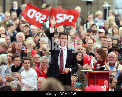 Francfort-sur-Main, Allemagne. 21e Août, 2013. Le premier candidat du Parti Social-démocrate (SPD) dans Schaefer-Guembel Thorsten Hesse vagues durant une campagne électorale, cas de la SPD à Roemerberg à Francfort, Allemagne, 21 septembre 2013. Photo : FRANK RUMPENHORST/dpa/Alamy Live News Banque D'Images