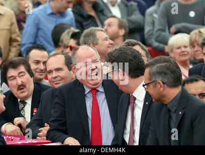 Francfort-sur-Main, Allemagne. 21e Août, 2013. Chancelier-candidat du Parti Social-démocrate (SPD) Peer Steinbrück (C) et le premier candidat pour le SPD en Hesse Thorsten Schaefer-Guembel (2-R) assister à un événement de la campagne électorale du SPD à Roemerberg à Francfort-sur-Main, Allemagne, 21 septembre 2013. Photo : FRANK RUMPENHORST/dpa/Alamy Live News Banque D'Images