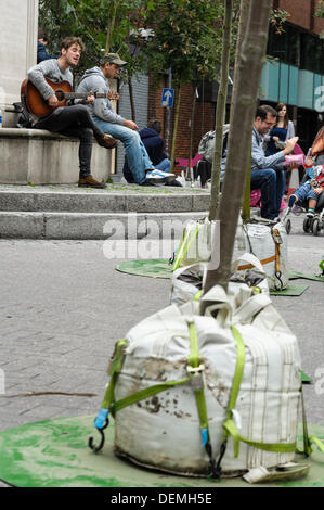 Londres, Royaume-Uni. 21 septembre 2013. Forêt de pop-up arrive à Seven Dials pour la journée sans voiture . Les voitures et les taxis sont remplacés par des arbres, des activités et de la musique comme Camden Council de Londres présente premier forêt dans sept cadrans. 60 arbres ont été provisoirement tracées autour de la molette centrale pour aider à célébrer la Journée sans voiture, et encourager les gens à obtenir la marche et le vélo plus dans la capitale.. Photo par Julie Edwards/Alamy Live News Banque D'Images