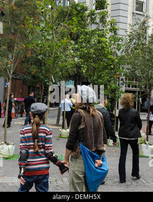 Londres, Royaume-Uni. 21 septembre 2013. Forêt de pop-up arrive à Seven Dials pour la journée sans voiture . Les voitures et les taxis sont remplacés par des arbres, des activités et de la musique comme Camden Council de Londres présente premier forêt dans sept cadrans. 60 arbres ont été provisoirement tracées autour de la molette centrale pour aider à célébrer la Journée sans voiture, et encourager les gens à obtenir la marche et le vélo plus dans la capitale.. Photo par Julie Edwards/Alamy Live News Banque D'Images