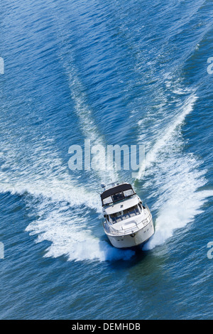 Photo aérienne du bateau de luxe location de bateau sur la mer bleue Banque D'Images