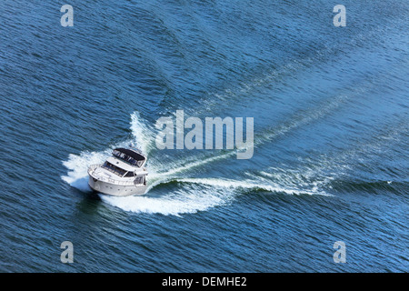 Photo aérienne du bateau de luxe location de bateau sur la mer bleue Banque D'Images