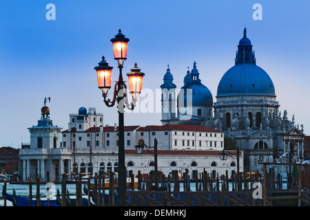 Italie Venise ville au coucher du soleil sur gandola polonais à la cathédrale Santa Maria della Salute canal plus allumé g murano Banque D'Images