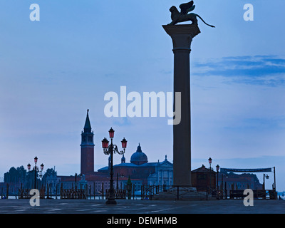 Rome Venise île ville lion sur le bras de la colonne de couche de république de Venise vue au lever du soleil, les lampes de la rue rose san marco squar Banque D'Images