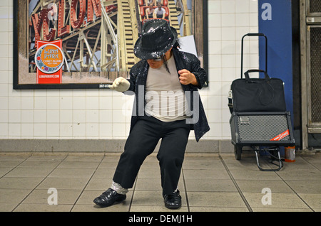 Alex, un peu personne Michael Jackson impersonator effectue à la 74e Street Station de métro à Queens, New York Banque D'Images