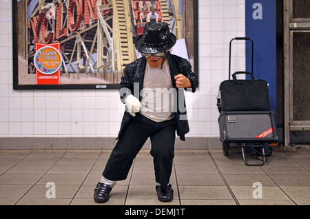 Alex, un peu personne Michael Jackson impersonator effectue à la 74e Street Station de métro à Queens, New York Banque D'Images