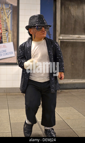 Alex, un peu personne Michael Jackson impersonator effectue à la 74e Street Station de métro à Queens, New York Banque D'Images