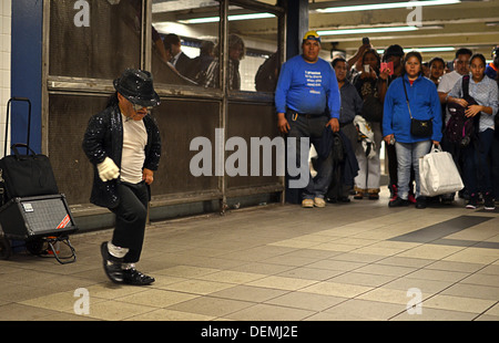 Alex, un peu personne Michael Jackson impersonator exécute devant une foule à la 74e Street Station de métro à Queens, New York Banque D'Images