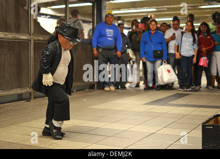 Alex, un peu personne Michael Jackson impersonator exécute devant une foule à la 74e Street Station de métro à Queens, New York Banque D'Images