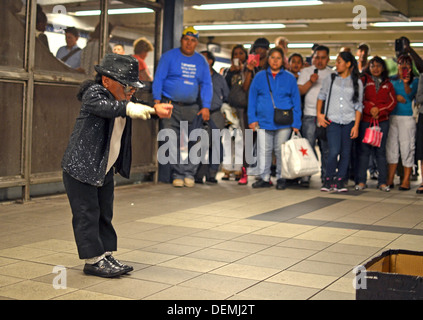Alex, un peu personne Michael Jackson impersonator exécute devant une foule à la 74e Street Station de métro à Queens, New York Banque D'Images