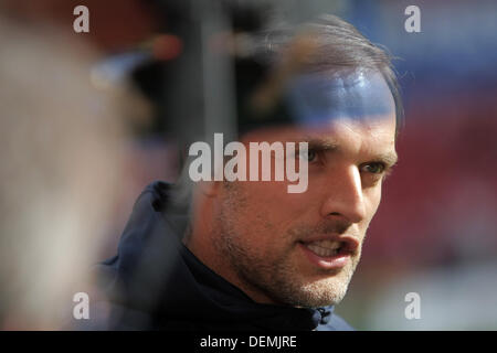 Mainz, Allemagne. 21e Août, 2013. L'entraîneur-chef des Mayence Thomas Tuchel est photographié avant le match de football de la Bundesliga entre 1. FSV Mainz 05 et Bayer 04 Leverkusen à la Coface Arena à Mainz, Allemagne, 21 septembre 2013. Photo : Fredrik von Erichsen (ATTENTION : En raison de la lignes directrices d'accréditation, le LDF n'autorise la publication et l'utilisation de jusqu'à 15 photos par correspondance sur internet et dans les médias en ligne pendant le match.)/dpa/Alamy Live News Banque D'Images