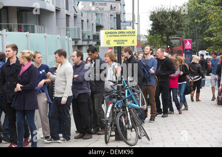 Battersea Power Station-ouvertes, Londres, Royaume-Uni. 21 septembre 2013. L'image montre des centaines de visiteurs queue devant Battersea Power Station, qui prendront part à Londres ce week-end portes ouvertes, entre 11 h et 16 h chaque jour. Les visiteurs seront en mesure de suivre un itinéraire pédestre autour du site, à partir de la 2.5 acre de Pop Up Park au bord de la rivière avant de mener jusqu'à ce qu'il reste de la grande la Chaufferie centrale et enfin la sortie via l'immense 1950 Turbine Hall B, sur le flanc est du bâtiment. Crédit : Jeff Gilbert/Alamy Live News Banque D'Images