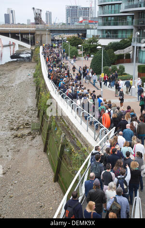 Battersea Power Station-ouvertes, Londres, Royaume-Uni. 21 septembre 2013. L'image montre des centaines de visiteurs queue devant Battersea Power Station, qui prendront part à Londres ce week-end portes ouvertes, entre 11 h et 16 h chaque jour. Les visiteurs seront en mesure de suivre un itinéraire pédestre autour du site, à partir de la 2.5 acre de Pop Up Park au bord de la rivière avant de mener jusqu'à ce qu'il reste de la grande la Chaufferie centrale et enfin la sortie via l'immense 1950 Turbine Hall B, sur le flanc est du bâtiment. Crédit : Jeff Gilbert/Alamy Live News Banque D'Images