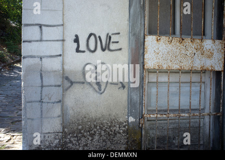 L'amour et de coeur graffiti sur le côté d'un bâtiment abandonné dans la ville de Girokaster, Albanie, berceau d'Enver Hoxha Banque D'Images