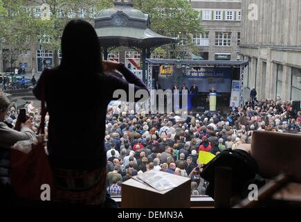 Düsseldorf, Allemagne. 21e Août, 2013. Une femme prend des photos de la dernière manifestation du parti libéral démocrate (FDP) à l'occasion des élections 2013 à Duesseldorf, Allemagne, 21 septembre 2013. Photo : JONAS GUETTLER/dpa/Alamy Live News Banque D'Images