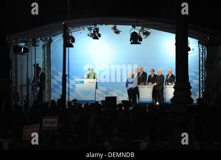 Munich, Allemagne. 20e Août, 2013. La chancelière Angela Merkel (L) de l'Union chrétienne démocrate (CDU) parle au cours d'une campagne de cause à Munich, Allemagne, 20 septembre 2013. À côté d'elle (L-R) : le chef de l'Etat groupe de la CDU Gerda Hassefeldt, ministre des Transports, Peter Ramsauer (CSU) de Bavière, Premier ministre et président de la CSU Horst Seehofer, le secrétaire général Alexander Dobrindt, l'ancien Premier Ministre bavarois Edmund Stoiber (CSU) et Hans-Peter Uhl (CSU) sur la scène à Munich, Allemagne, 20 septembre 2013. Photo : Andreas Gebert/dpa/Alamy Live News Banque D'Images