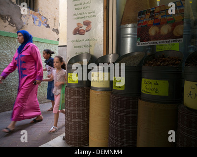 Femme avec des jeunes enfants dans les rues de Tanger, Maroc Banque D'Images