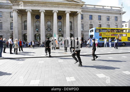 Dublin, Irlande. 21 septembre 2013. Le Parti Républicain Sinn Fein se transforme en couleur vers le General Post Office (GPO). Le Sinn Fein républicain a tenu son assemblée veille du rallye Championnat la journée avant la finale All-Ireland football gaélique en dehors de la General Post Office (GPO), la place de l'Insurrection de Pâques 1916. Tout le président a juré de continuer la lutte pour une Irlande unie. Crédit : Michael Debets/Alamy Live News Banque D'Images