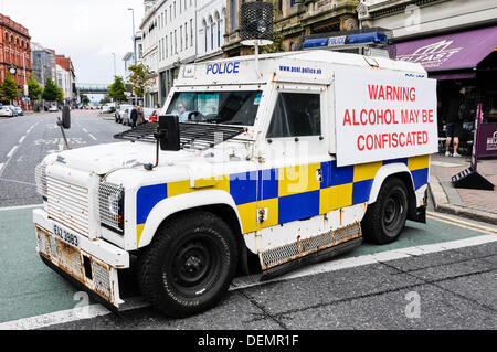 Belfast, en Irlande du Nord, 21 septembre 2013 - un blindé PSNI Landrover avec un signe sur l'arrière en disant 'l'alcool d'avertissement peuvent être confisqués' Crédit : Stephen Barnes/Alamy Live News Banque D'Images