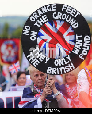 Belfast, en Irlande du Nord, Royaume-Uni. 21e Août, 2013. Des manifestants loyalistes à la parade Route Woodvale en Amérique du Belfast en protestation de la décision de la commission des parades sur la route de défilés après le 12 juillet l'émeute dans la ville - Crédit : Kevin Scott/Alamy Live News Banque D'Images