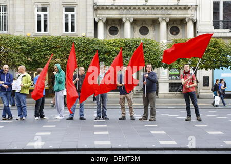 Dublin, Irlande. 21 septembre 2013. Les militants anti-fascicst tenir les drapeaux rouges. Des militants anti-fascistes irlandais ont organisé une manifestation à l'appui de l'anti-fascistes grecs en dehors de la General Post Office (GPO). La manifestation suit jours après l'assassinat présumé de rappeur grec Pavlos Fyssas par un membre de l'extrême-droite du parti grec Aube dorée. Crédit : Michael Debets/Alamy Live News Banque D'Images