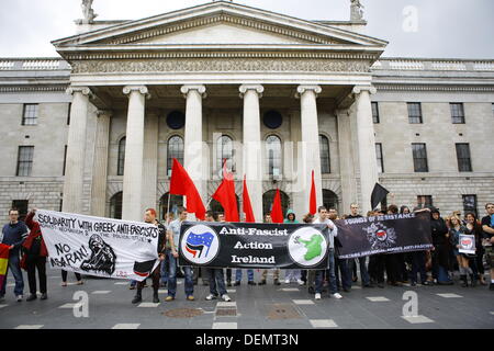 Dublin, Irlande. 21 septembre 2013. Les militants anti-fascicst ont assemblé à l'extérieur de l'objet Stratégie de groupe, à maintenir les différentes bannières et drapeaux rouges. Le GPO peut être vu dans l'arrière-plan. Des militants anti-fascistes irlandais ont organisé une manifestation à l'appui de l'anti-fascistes grecs en dehors de la General Post Office (GPO). La manifestation suit jours après l'assassinat présumé de rappeur grec Pavlos Fyssas par un membre de l'extrême-droite du parti grec Aube dorée. Crédit : Michael Debets/Alamy Live News Banque D'Images