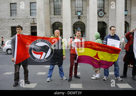 Dublin, Irlande. 21 septembre 2013. Les manifestants tenir les drapeaux de l'Antifaschistische Aktion 'Allemand' et les Brigades internationales. Des militants anti-fascistes irlandais ont organisé une manifestation à l'appui de l'anti-fascistes grecs en dehors de la General Post Office (GPO). La manifestation suit jours après l'assassinat présumé de rappeur grec Pavlos Fyssas par un membre de l'extrême-droite du parti grec Aube dorée. Crédit : Michael Debets/Alamy Live News Banque D'Images