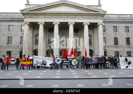 Dublin, Irlande. 21 septembre 2013. Les militants anti-fascicst ont assemblé à l'extérieur de l'objet Stratégie de groupe, à maintenir les différentes bannières et drapeaux rouges. Le GPO peut être vu dans l'arrière-plan. Des militants anti-fascistes irlandais ont organisé une manifestation à l'appui de l'anti-fascistes grecs en dehors de la General Post Office (GPO). La manifestation suit jours après l'assassinat présumé de rappeur grec Pavlos Fyssas par un membre de l'extrême-droite du parti grec Aube dorée. Crédit : Michael Debets/Alamy Live News Banque D'Images