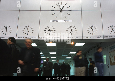 Différents fuseaux horaires mis à la salle de marché de l'Israel Diamond Exchange (IDE) dans la ville de Ramat Gan, Israël Banque D'Images