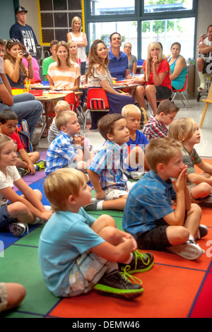 Les parents des élèves de la classe de maternelle inscrivez-vous sur le premier jour de l'école primaire de Laguna Niguel, CA. Banque D'Images