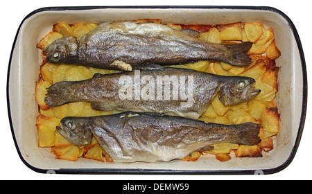 Truites au four et pommes de terre dans une plaque à pâtisserie Banque D'Images