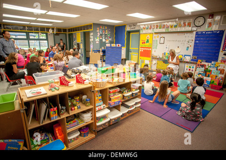 Les parents des élèves de la classe de maternelle inscrivez-vous sur le premier jour de l'école primaire de Laguna Niguel, CA. Banque D'Images