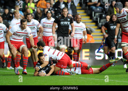 Swansea, Pays de Galles, Royaume-Uni. 21 septembre 2013. RaboDirect Pro12 - Ospreys v Edinburgh au Liberty Stadium : Jeff Hassler scores pour les Ospreys. Credit : Phil Rees/Alamy Live News Banque D'Images