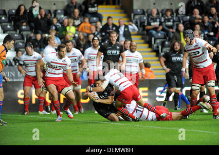 Swansea, Pays de Galles, Royaume-Uni. 21 septembre 2013. RaboDirect Pro12 - Ospreys v Edinburgh au Liberty Stadium : Jeff Hassler scores pour les Ospreys. Credit : Phil Rees/Alamy Live News Banque D'Images