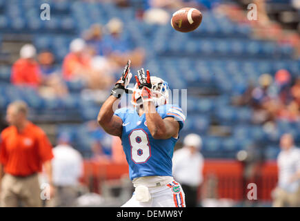 Tampa, Floride, USA. 21e Août, 2013. Vous VRAGOVIC | fois.Florida Gator receveur Trey Burton (8) se réchauffe pour les Florida Gators contre le Tennessee Les bénévoles de Ben Hill Griffin Stadium à Gainesville, en Floride, le samedi, 21 Septembre, 2013. © Vous Vragovic/Tampa Bay Times/ZUMAPRESS.com/Alamy Live News Banque D'Images