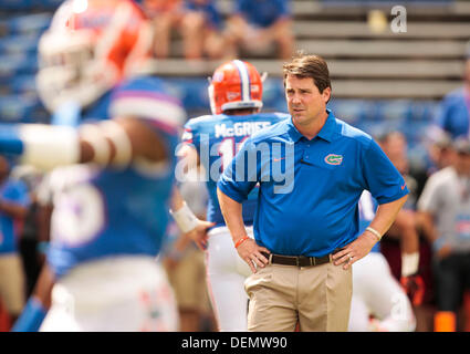 Tampa, Floride, USA. 21e Août, 2013. Vous VRAGOVIC | fois.Florida Gator entraîneur en chef sera Muschamp regarde son échauffement pour les Gators de Florida Gators contre le Tennessee Les bénévoles de Ben Hill Griffin Stadium à Gainesville, en Floride, le samedi, 21 Septembre, 2013. © Vous Vragovic/Tampa Bay Times/ZUMAPRESS.com/Alamy Live News Banque D'Images