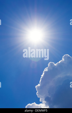 Au soleil nuageux Ciel bleu avec des reflets, vertical shot Banque D'Images