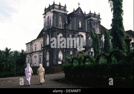 Religieuses catholiques marchant devant l'église et le couvent de Saint Jean de Dieu dans le vieux Goa, à Panaji, également connu sous le nom de Panjim dans l'état de Goa sud-ouest de l'Inde Banque D'Images