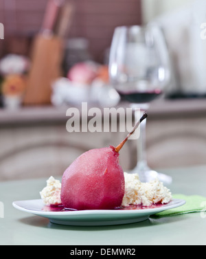 Poire Pochée et crème avec sauce au vin rouge Banque D'Images