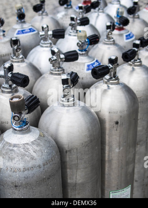 Les bouteilles de plongée la queue à un centre de plongée. Banque D'Images